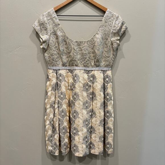 Anna Sui Dresses & Skirts - Anna Sui Metallic Jacquard Cap Sleeve Mini Dress in Metallic Silver Gold Size 8